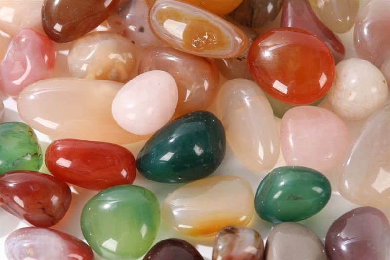 Mixed colour agate in 10–40mm shown from another angle