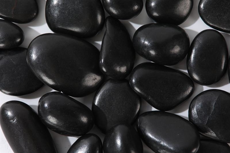 Black high polished pebbles in 10–20mm shown from another angle