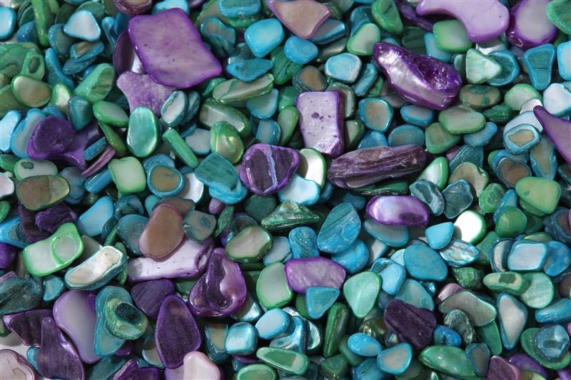 A loose quantity of dyed coloured shell in 10–20mm