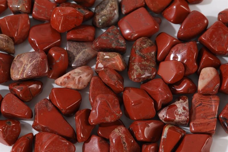 A loose quantity of red jasper agate