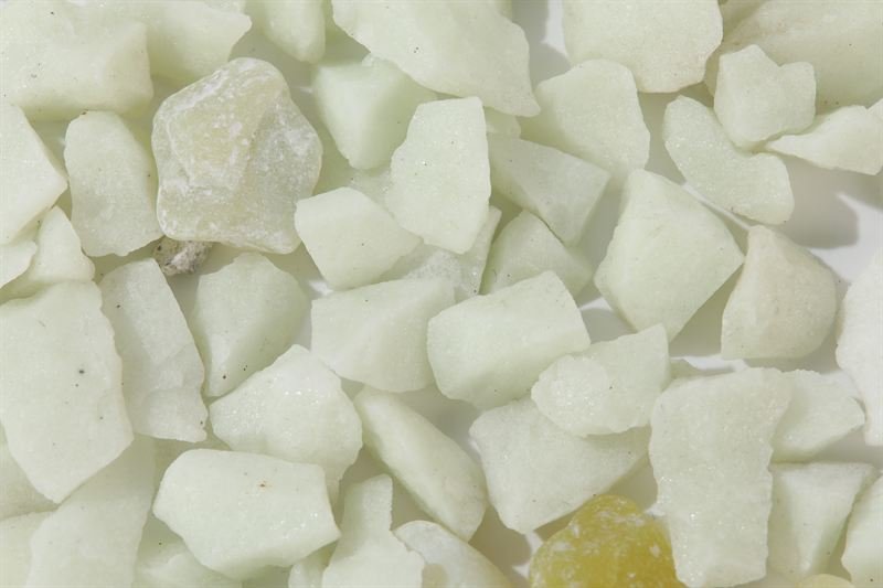 Luminous white jade chips in 10–25mm showing surface texture