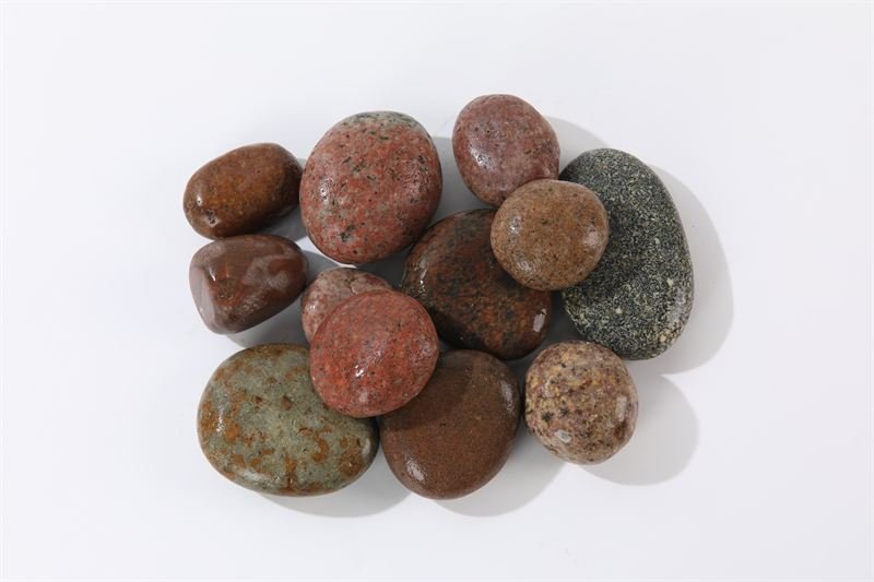 A loose quantity of rainbow coloured pebbles