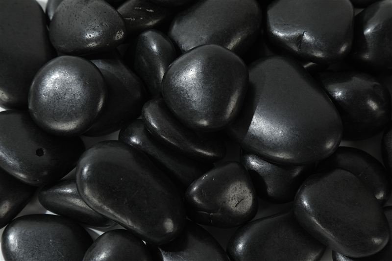 Close-up of black high polished pebbles in 20–30mm