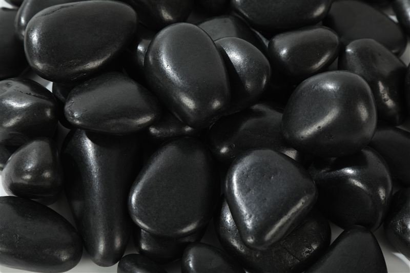 Black high polished pebbles in 20–30mm shown from another angle