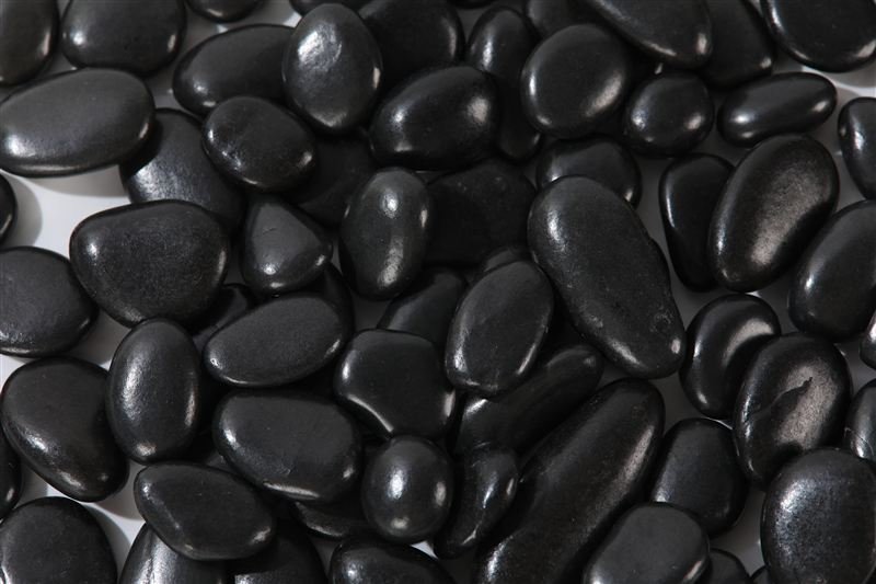 Close-up of black high polished pebbles in 4–6mm