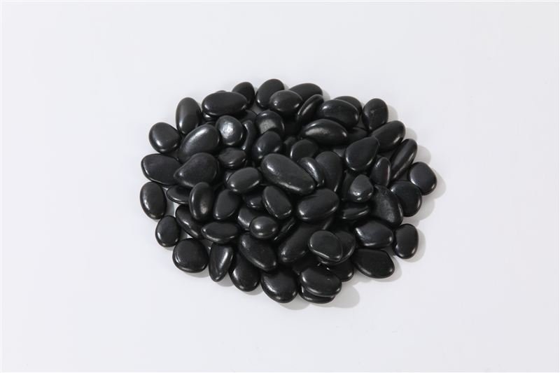 Black high polished pebbles in 4–6mm showing natural shape variation