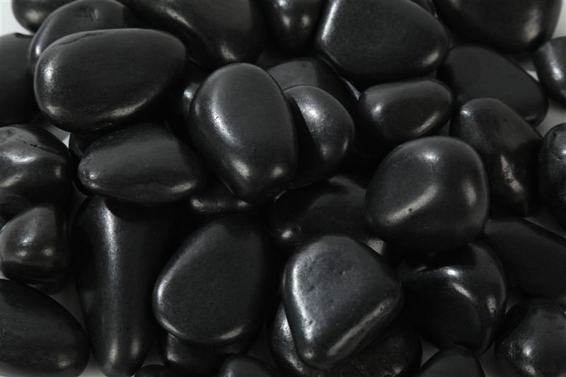 Black polished pebbles in 20–30mm shown from another angle