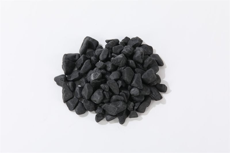 Coal black crushed aggregate in 10–25mm shown from another angle