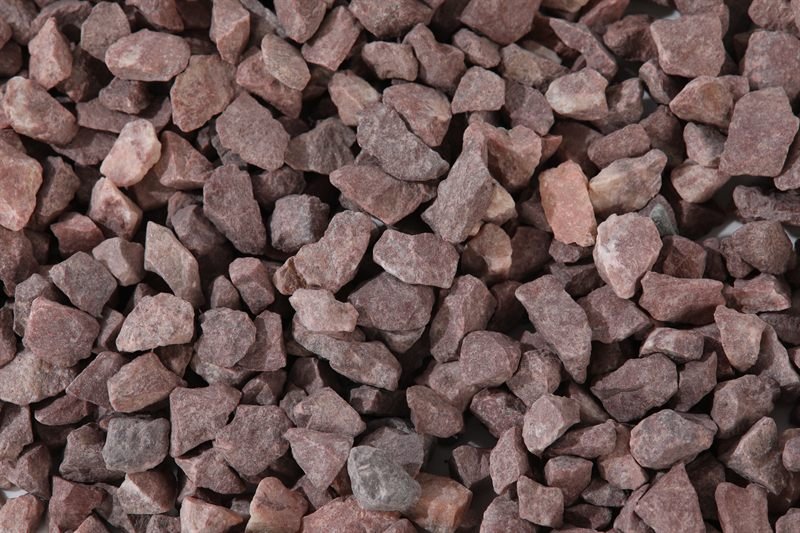 Cinnabar red crushed aggregate in 10–20mm showing natural shape variation