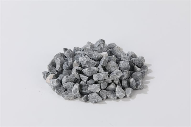 Further detail of dark grey crushed aggregate in 15–25mm