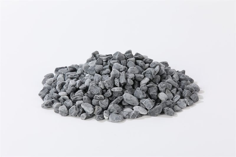 A loose quantity of dark grey rounded gravel in 10–20mm