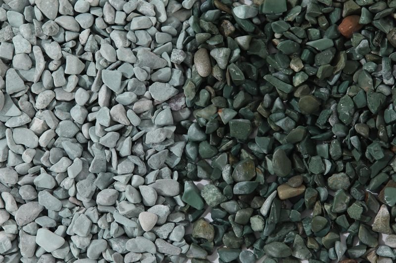 Close-up of green rounded gravel in 5–15mm