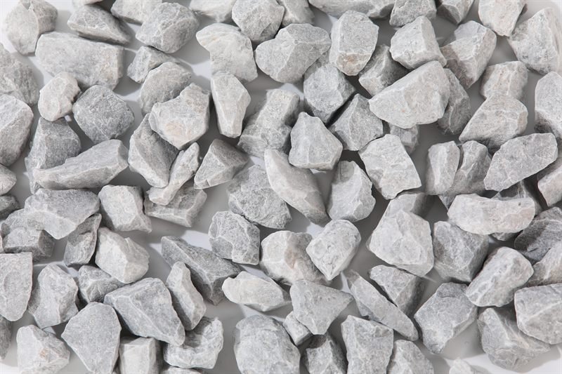 Light grey crushed aggregate in 15–25mm showing natural shape variation