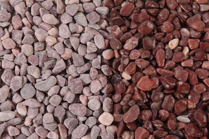 Close-up of red rounded gravel in 8–15mm
