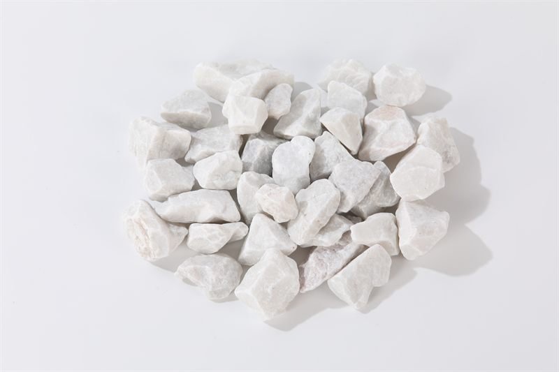 White crushed aggregate in 25–45mm shown from another angle