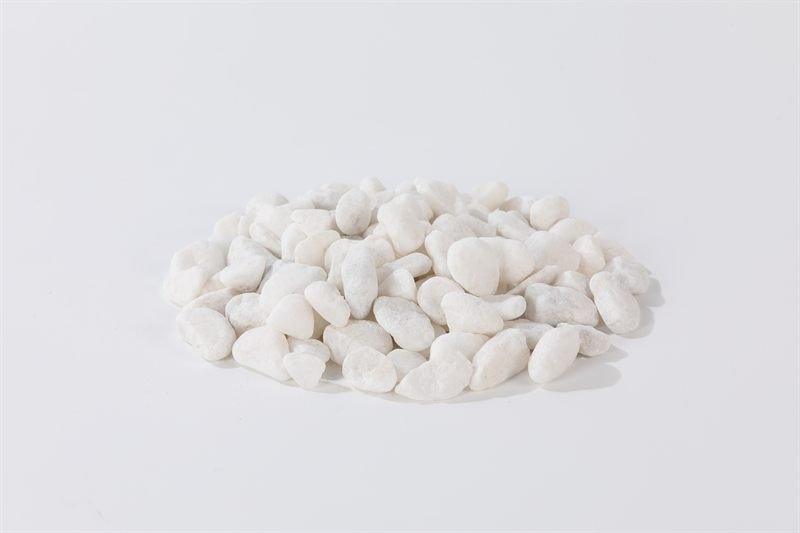 White crushed aggregate in 10–20mm showing natural shape variation