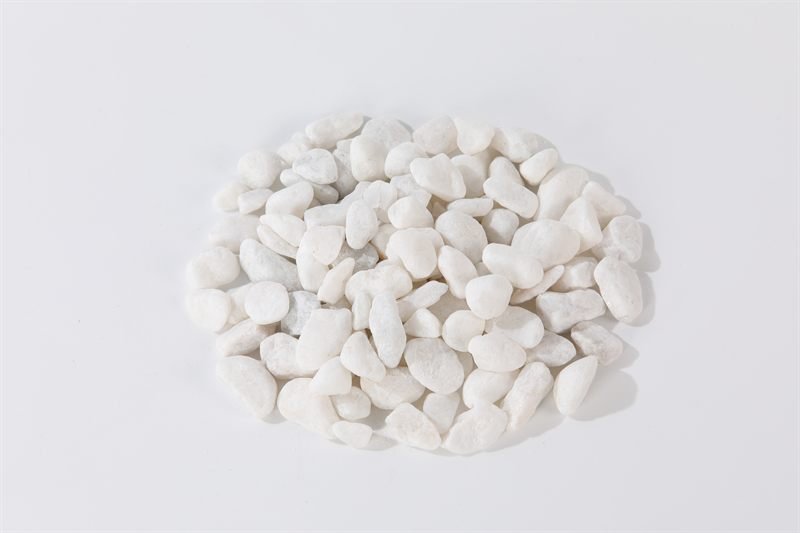 White crushed aggregate in 10–20mm shown from another angle