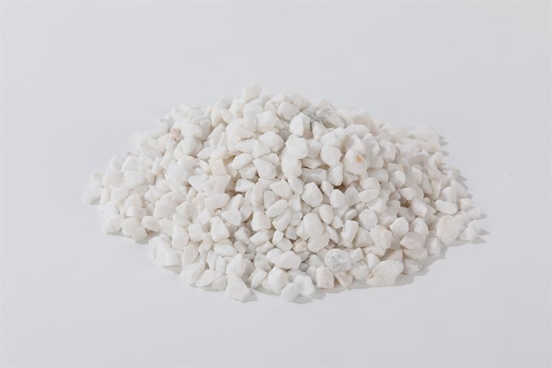 White crushed aggregate in 5–15mm showing natural shape variation