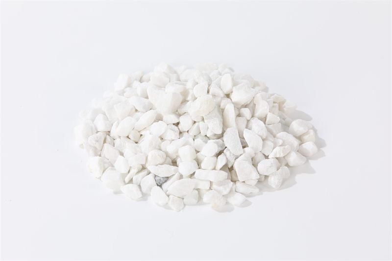 White crushed aggregate in 8–22mm showing natural shape variation
