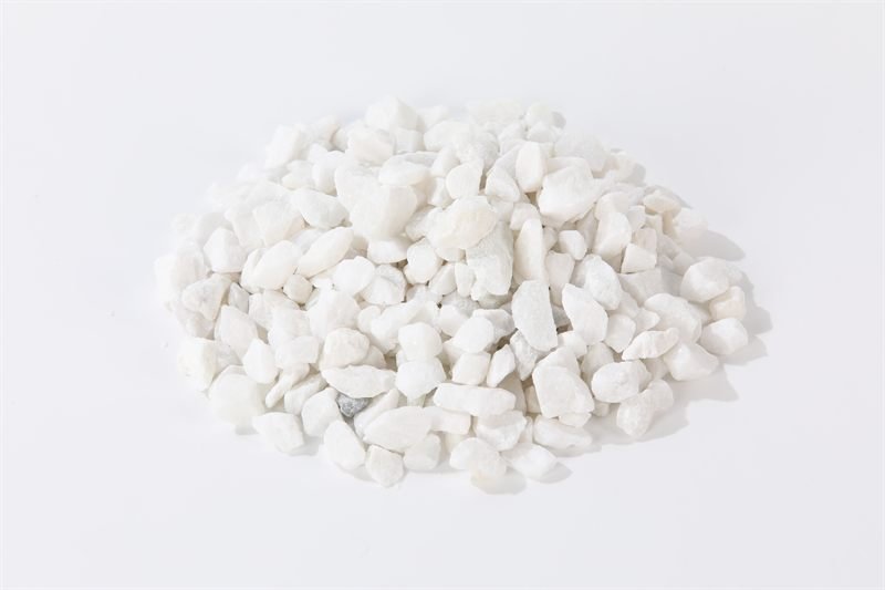 White crushed aggregate in 8–22mm shown from another angle