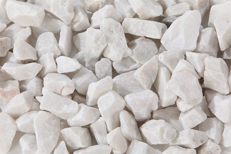 Close-up of white crushed aggregate in 15–30mm