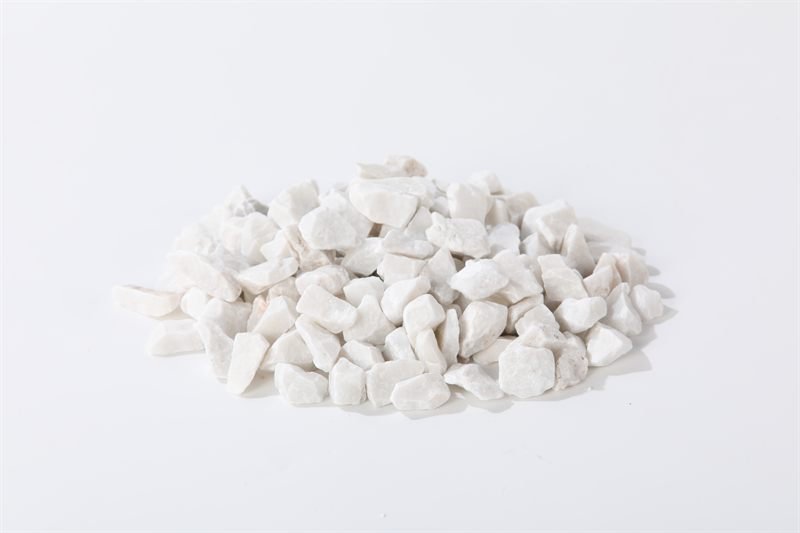 White crushed aggregate in 15–30mm showing natural shape variation