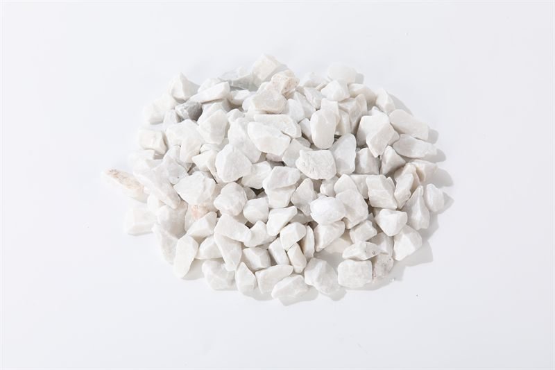White crushed aggregate in 15–30mm shown from another angle