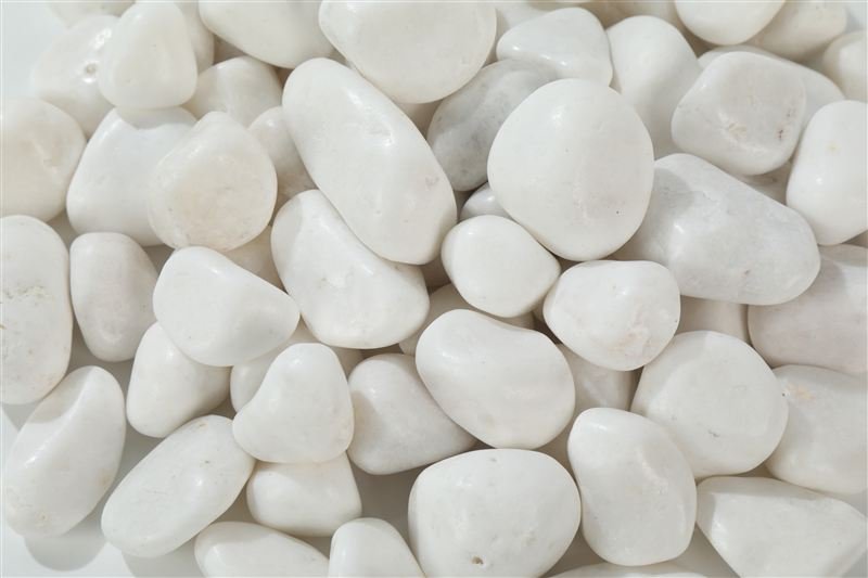 Close-up of snow white high polished pebbles in 20–30mm