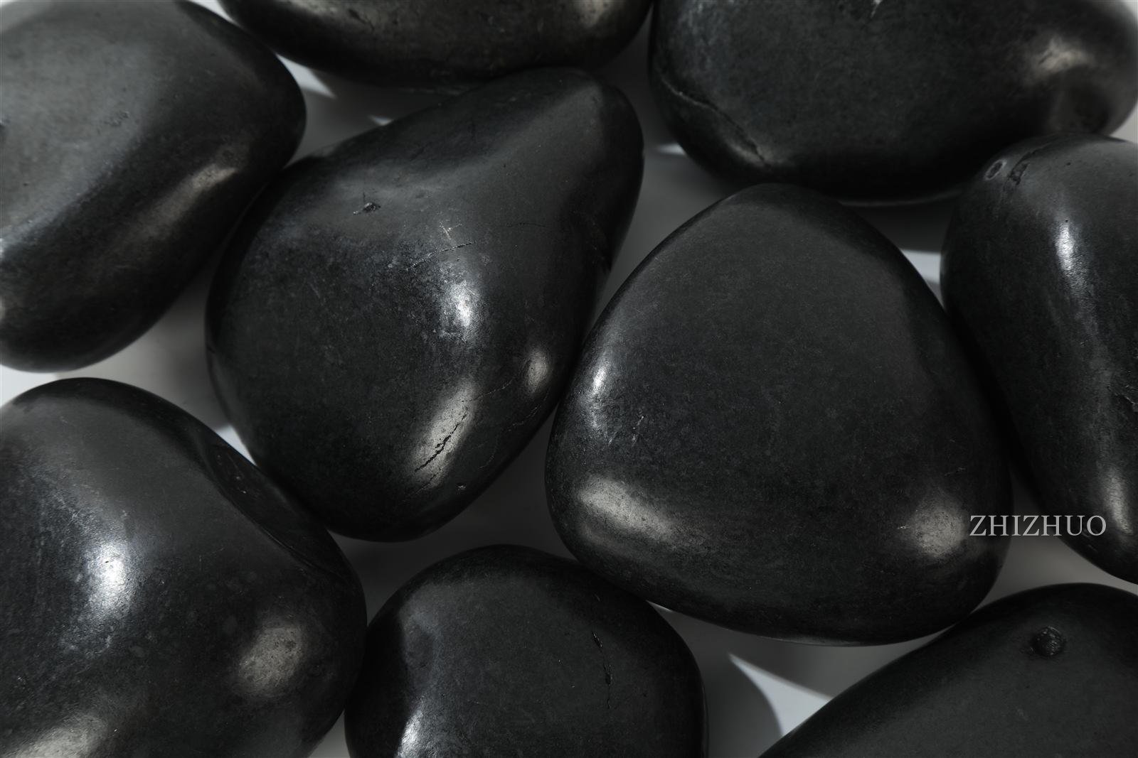 Close-up of high-polish black pebbles, 50–80 mm