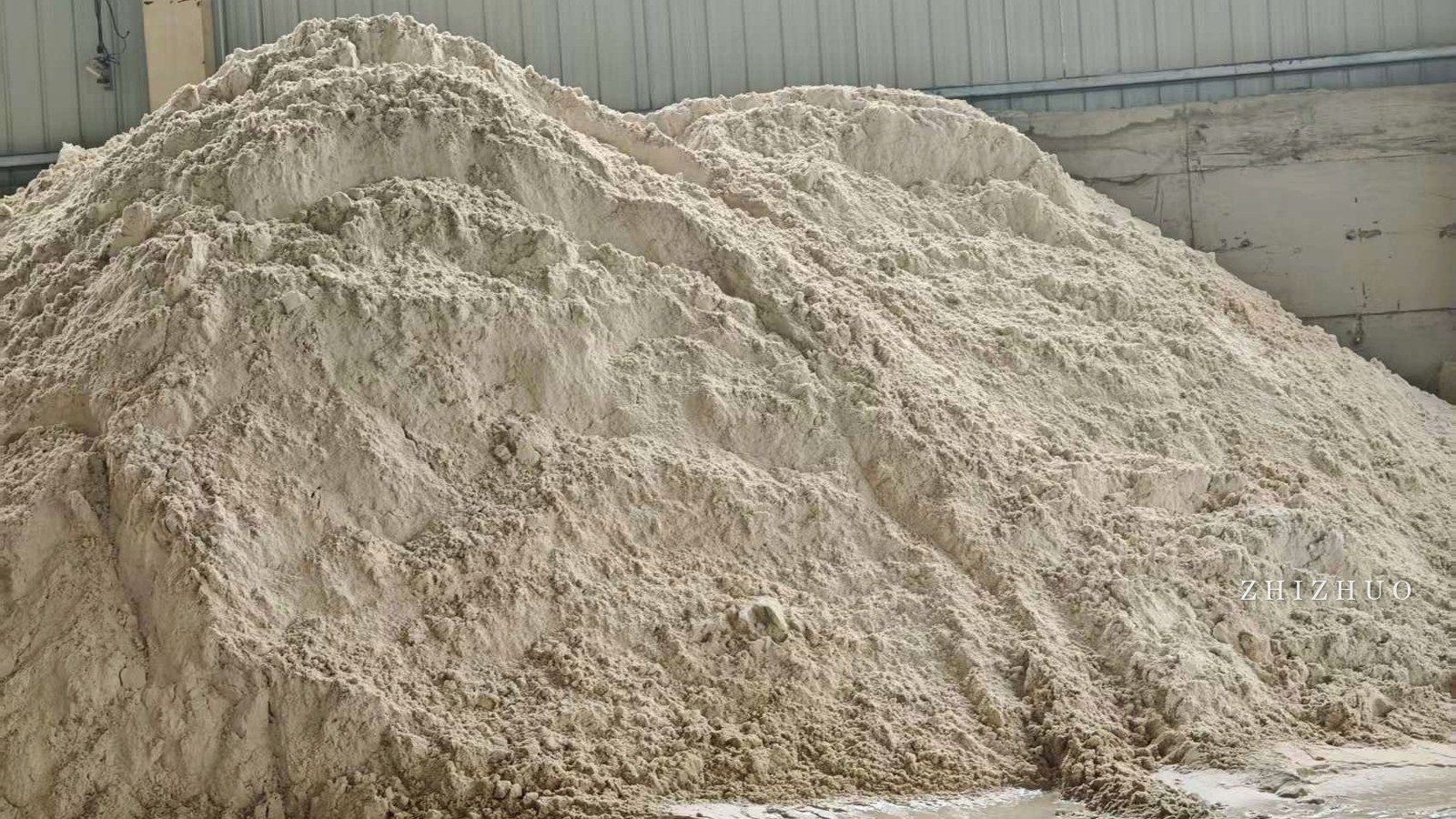 Processed white quartz sand for industrial applications